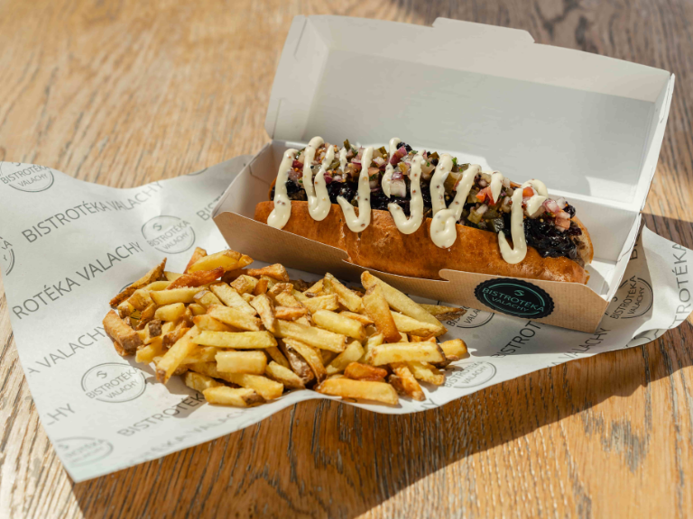 hot dog s trhaným masem